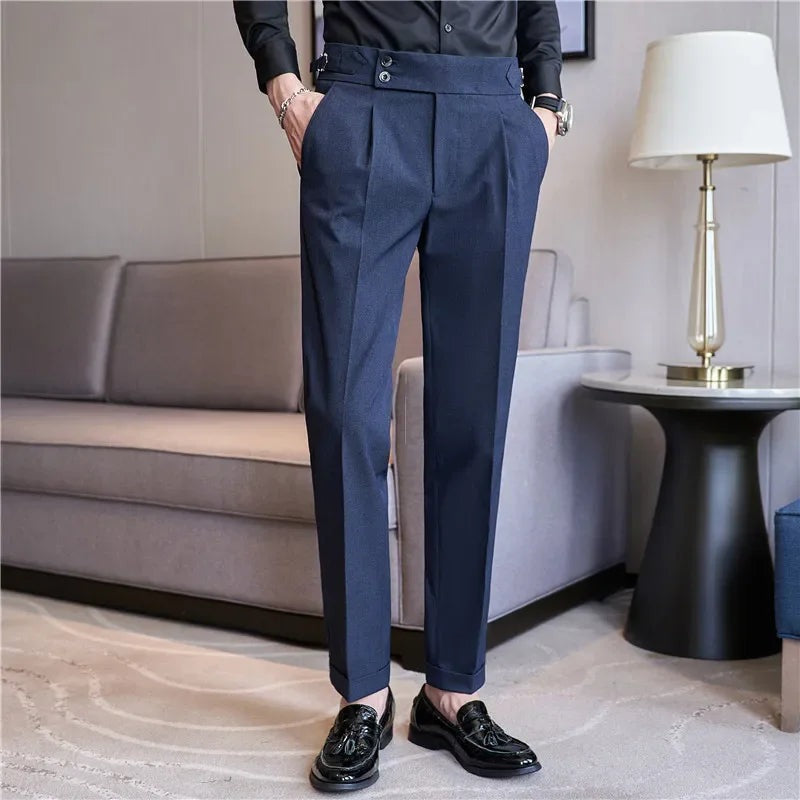 Pantalon voor heren met hoge taille, twee knopen en verstelbare zijtabs met gesp - beeld 6