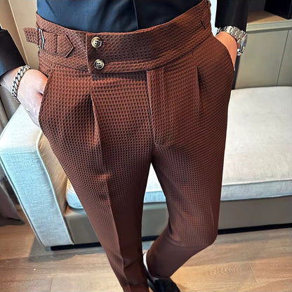 Pantalon voor heren met wafelstructuur, hoge taille en verstelbare zijtabs - koffiebruin