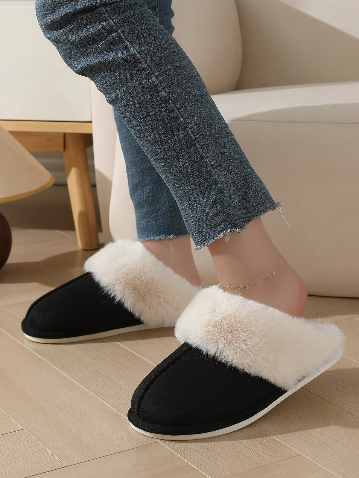 Pantoffels voor dames in suède look met brede omgeslagen kraag van pluche en lichte zool - beeld 11