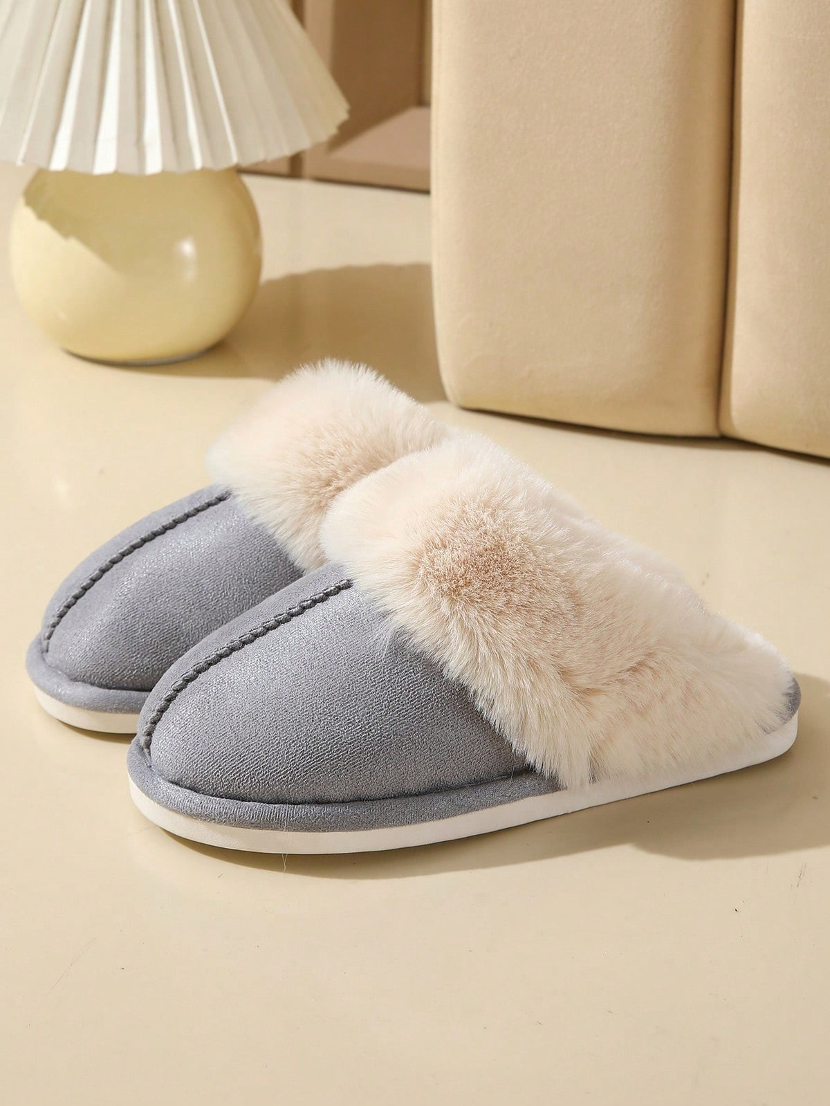 Pantoffels voor dames in suède look met brede omgeslagen kraag van pluche en lichte zool - grijs