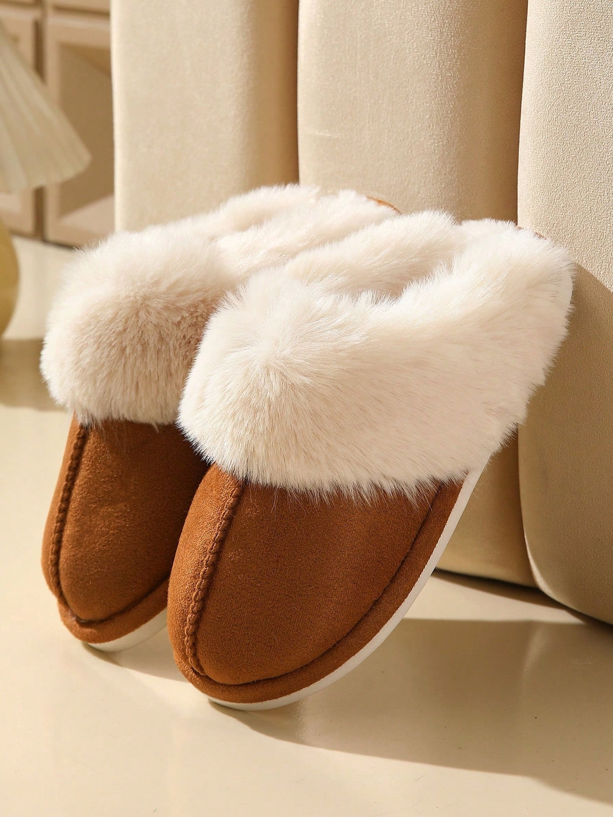 Pantoffels voor dames in suède look met brede omgeslagen kraag van pluche en lichte zool - cognac