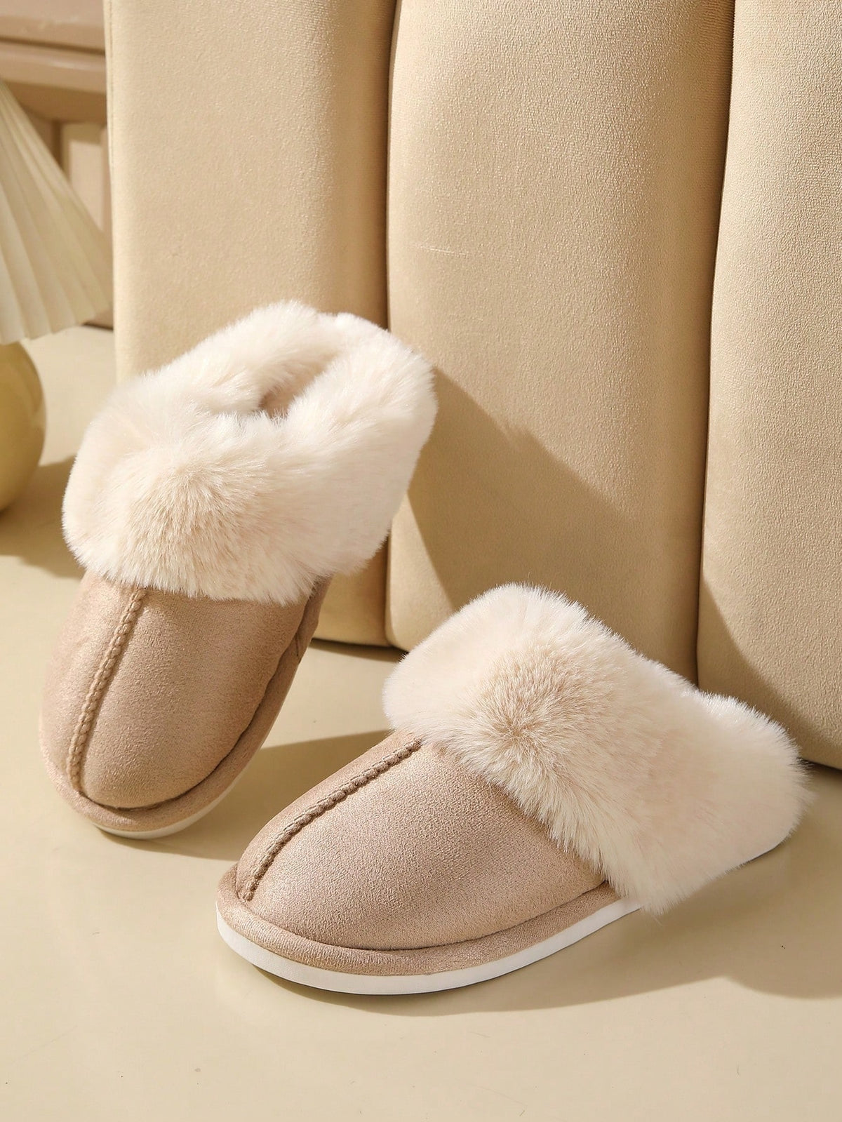 Pantoffels voor dames in suède look met brede omgeslagen kraag van pluche en lichte zool - abrikoos