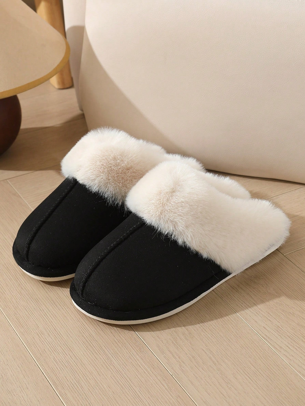 Pantoffels voor dames in suède look met brede omgeslagen kraag van pluche en lichte zool - zwart
