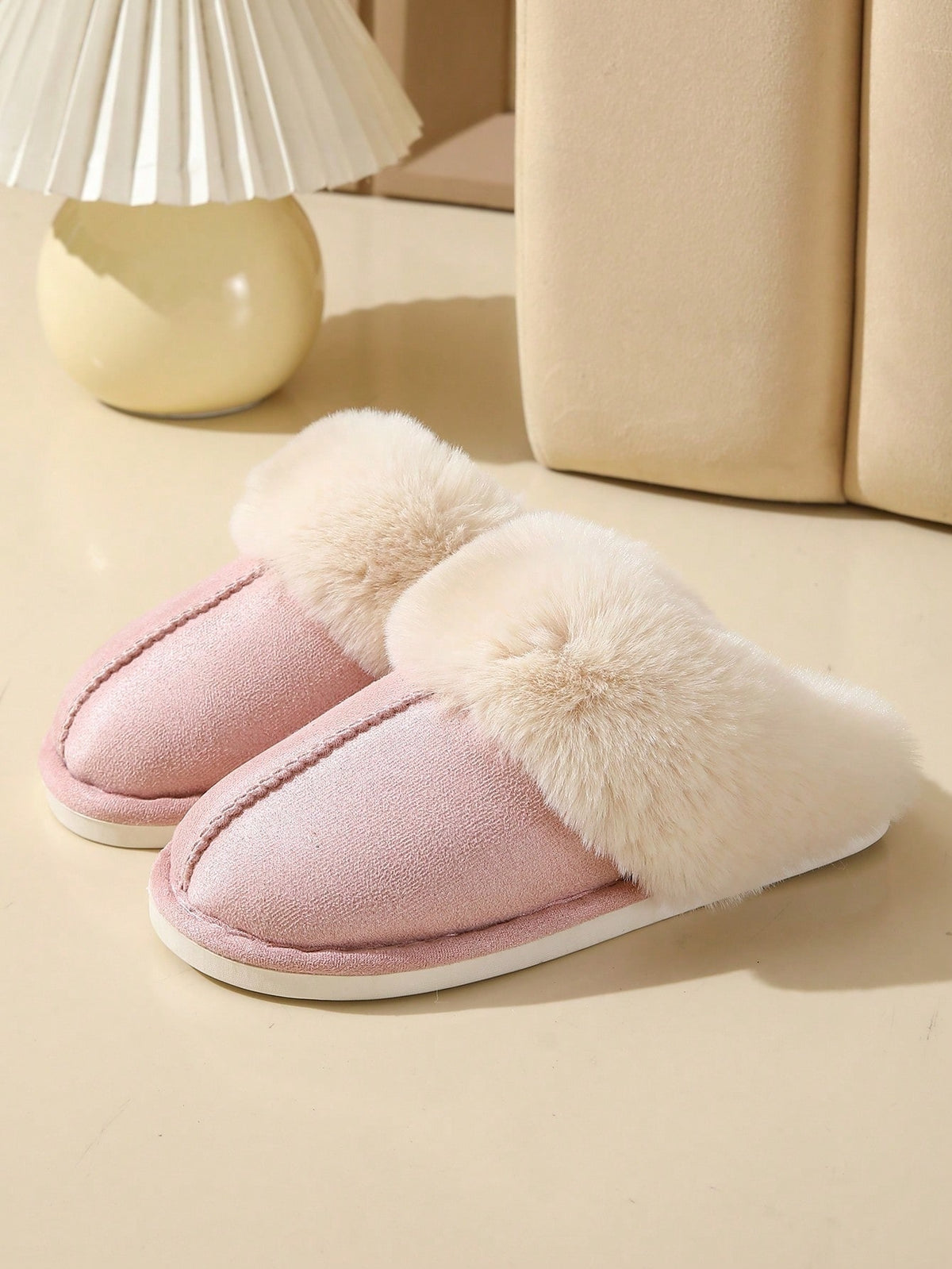 Pantoffels voor dames in suède look met brede omgeslagen kraag van pluche en lichte zool - roze