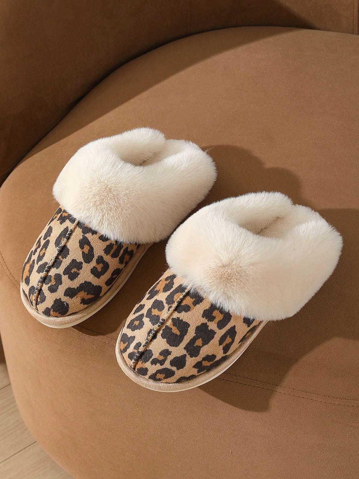 Pantoffels voor dames in suède look met brede omgeslagen kraag van pluche en lichte zool - luipaard