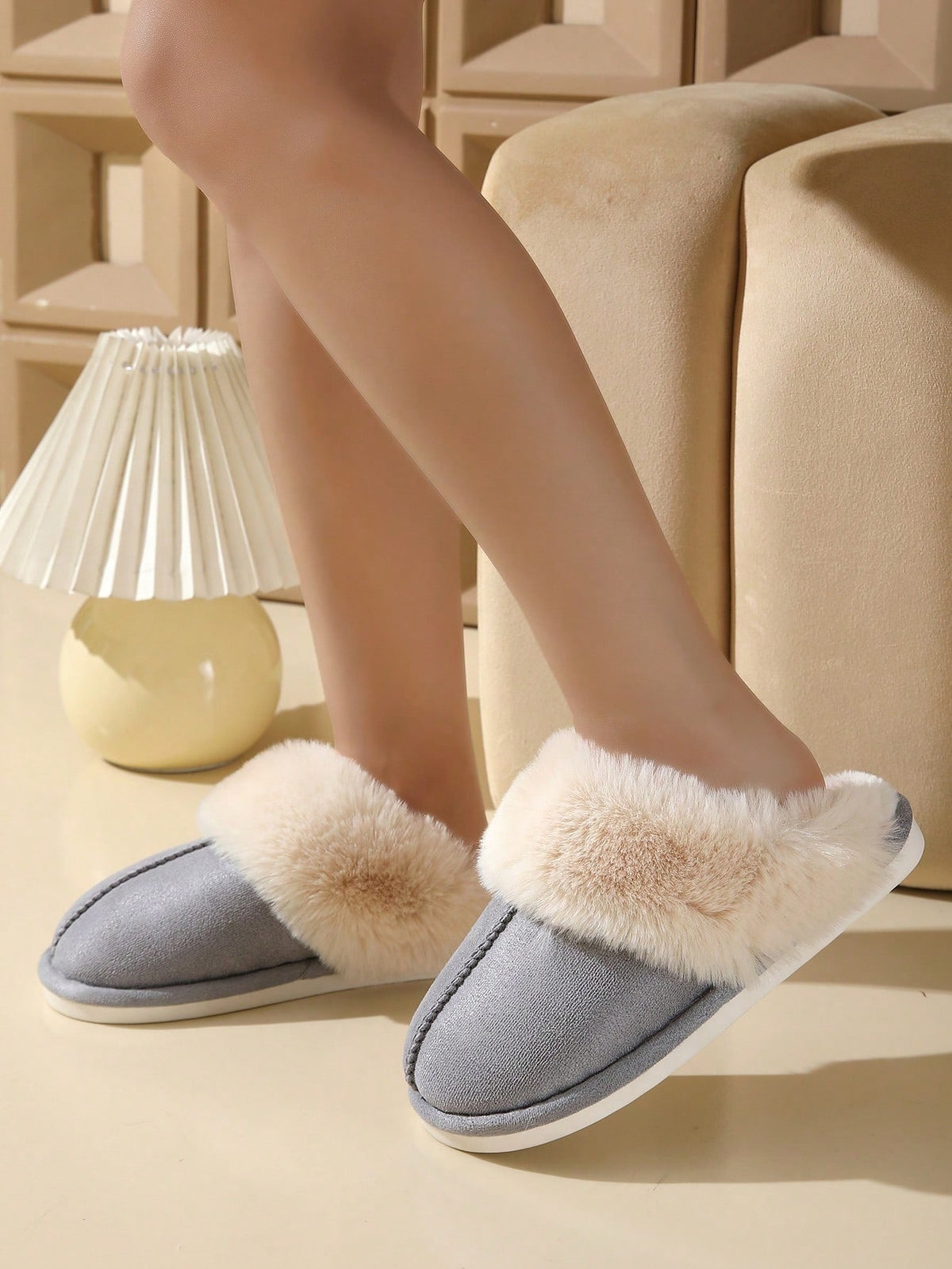 Pantoffels voor dames in suède look met brede omgeslagen kraag van pluche en lichte zool - beeld 9