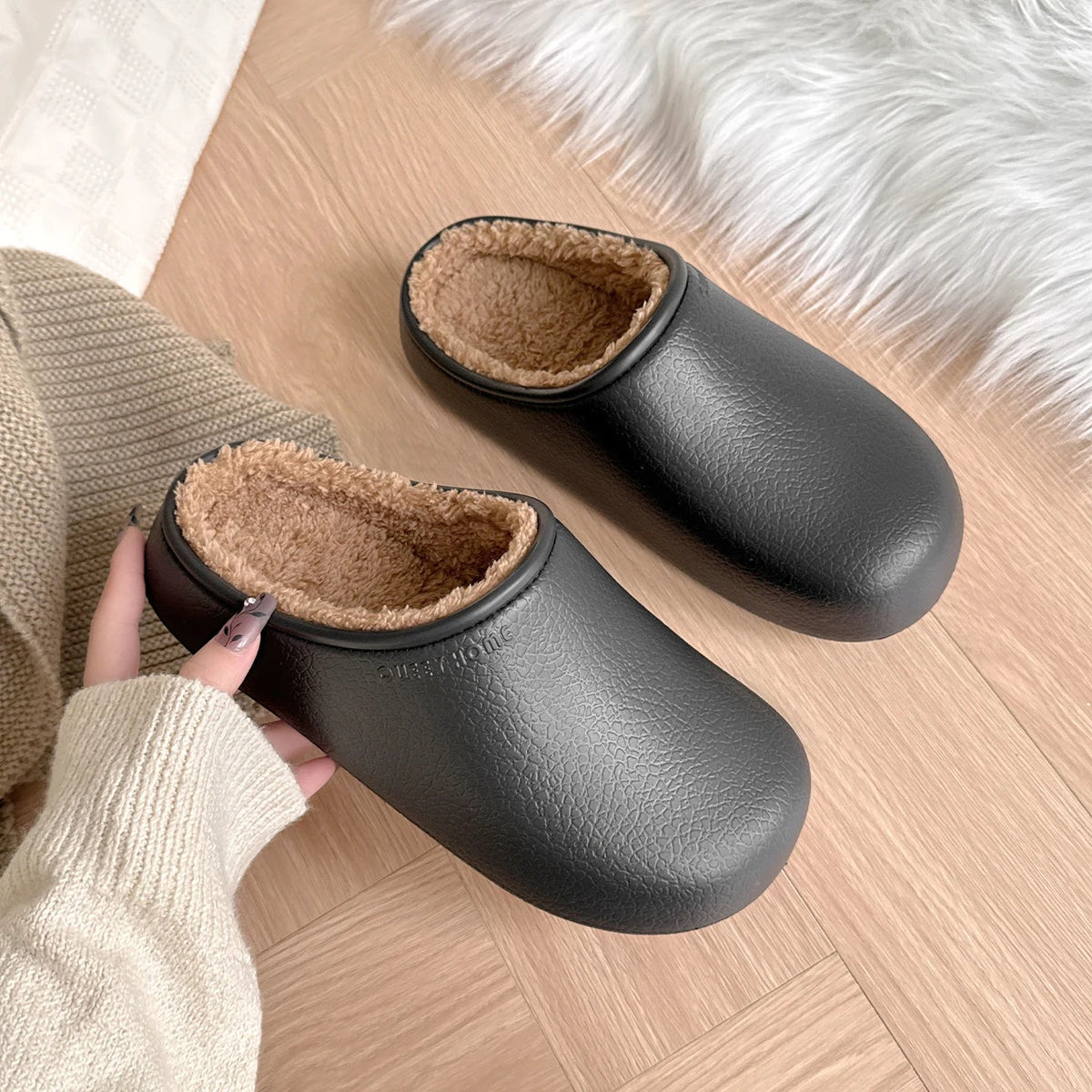 Pantoffels met gladde buitenkant met nerf, pluche voering en open hiel