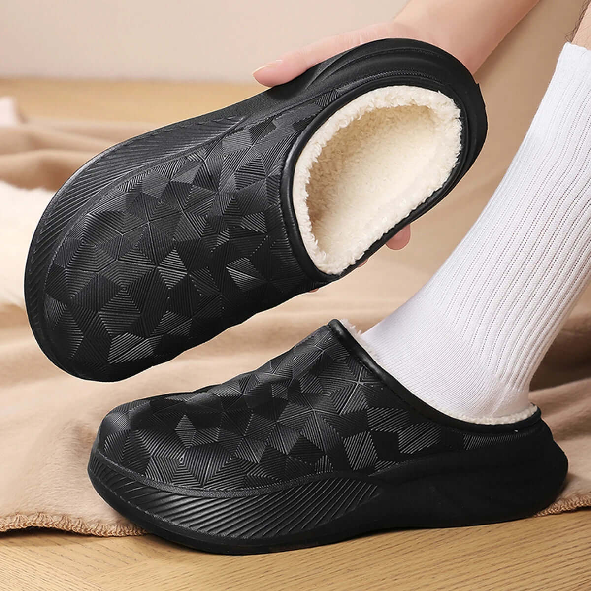 Pantoffels met waterafstotende bovenkant in geometrisch reliëf, teddy voering en dikke zool - beeld 3