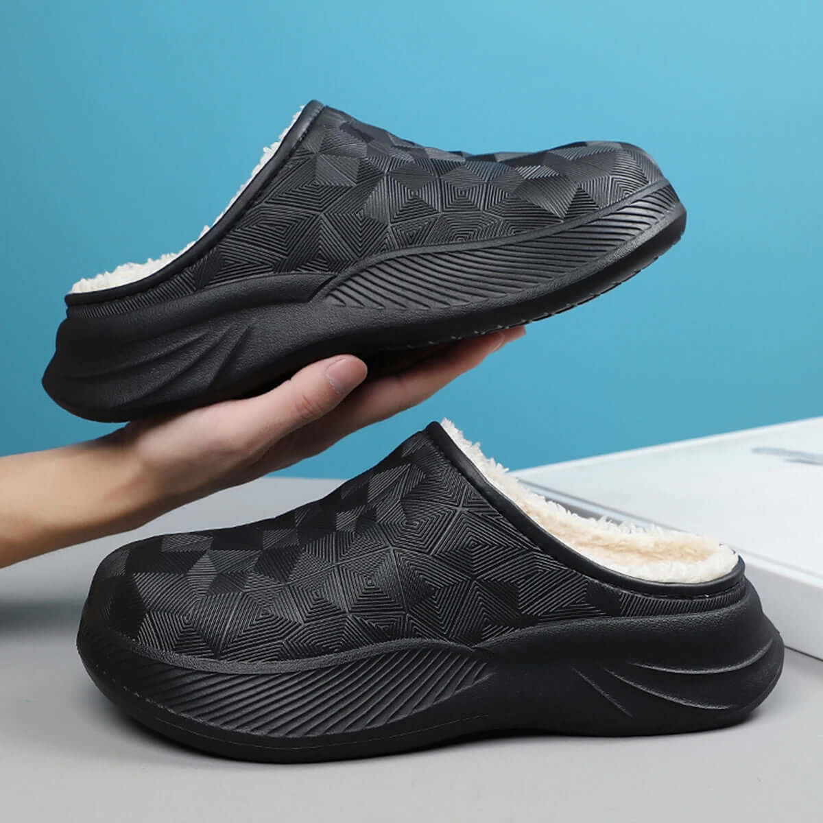 Pantoffels met waterafstotende bovenkant in geometrisch reliëf, teddy voering en dikke zool - beeld 4