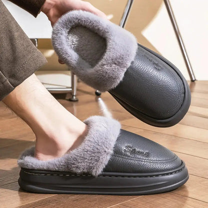 Pantoffels met gladde bovenkant in leerlook, pluche voering en rand en dikke zool