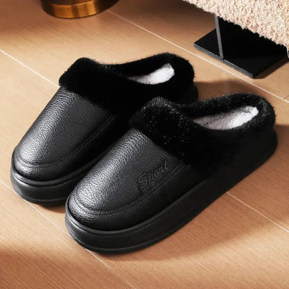 Pantoffels met gladde bovenkant in leerlook, pluche voering en rand en dikke zool - zwart
