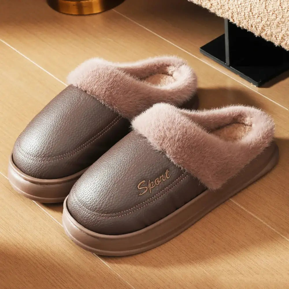 Pantoffels met gladde bovenkant in leerlook, pluche voering en rand en dikke zool - bruin