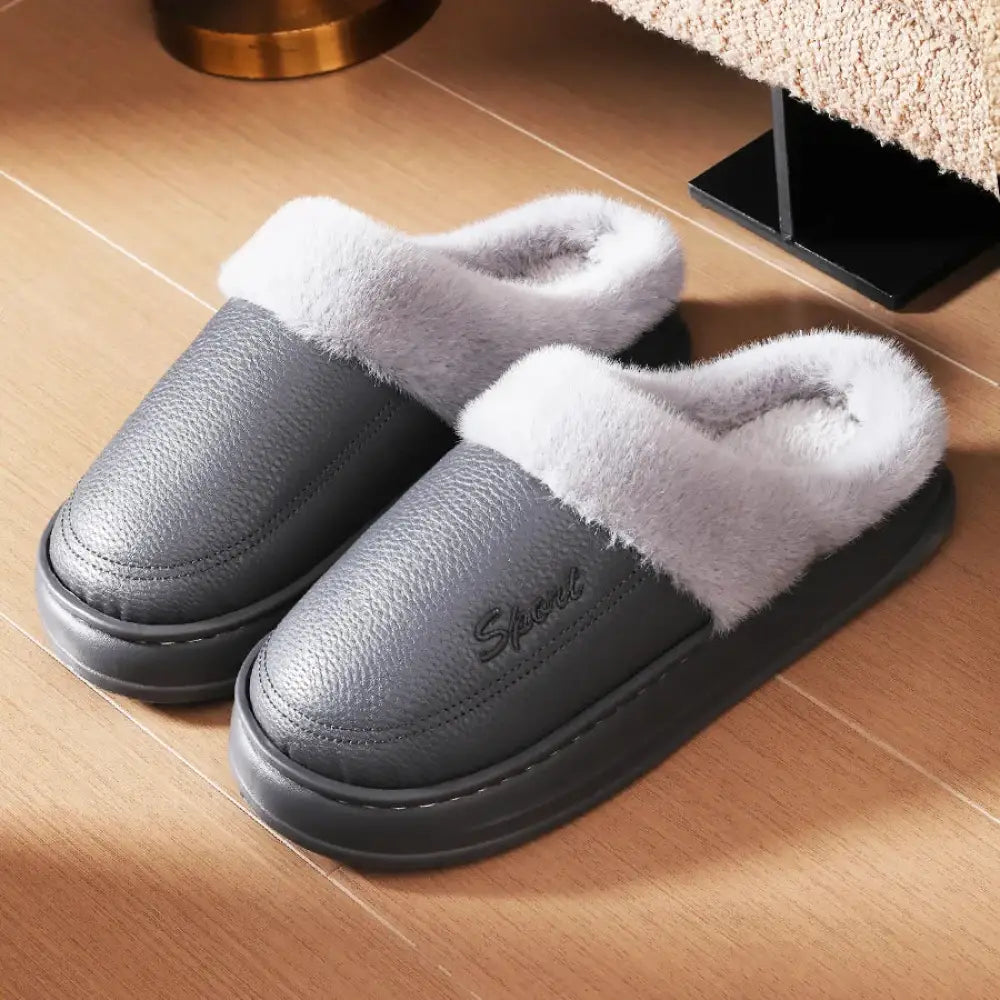 Pantoffels met gladde bovenkant in leerlook, pluche voering en rand en dikke zool - grijs