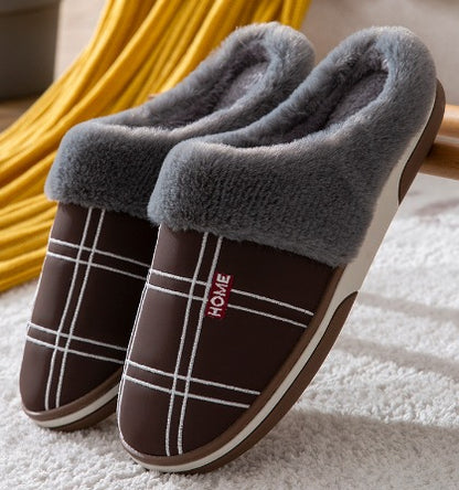 Herenpantoffels in leerlook met wit ruitstiksel, label op de wreef en brede pluche kraag - bruin