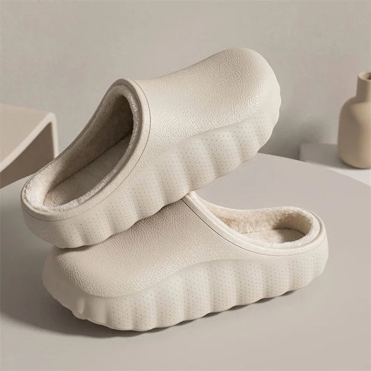 Pantoffels van EVA met gesloten neus, open hiel, pluche voering en golvende zool