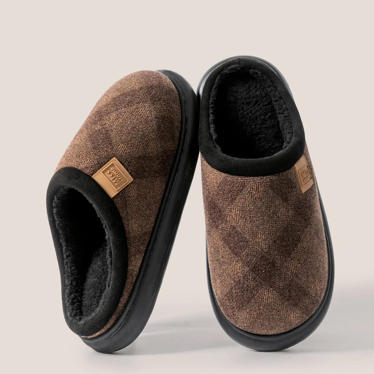 Pantoffels met geruite bovenkant, teddy voering, rand in suède look en open hiel - donkerbruin