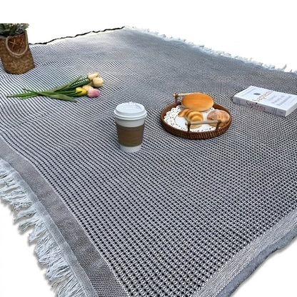Picknickkleed van 180 x 180 cm met wafelstructuur en franjes op het gras - zwart met wit