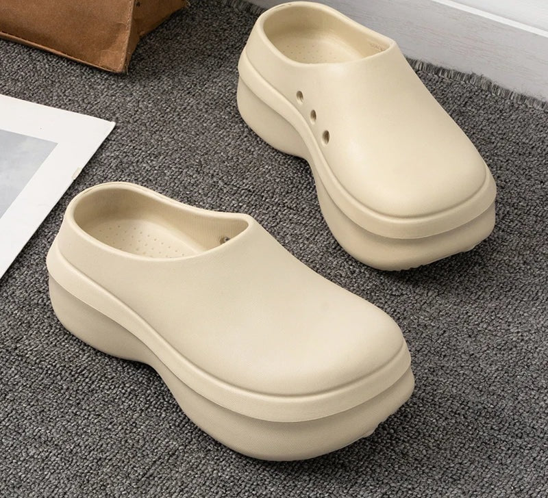 Tuinklompen van EVA met gesloten neus, open hiel en plateauzool - beige