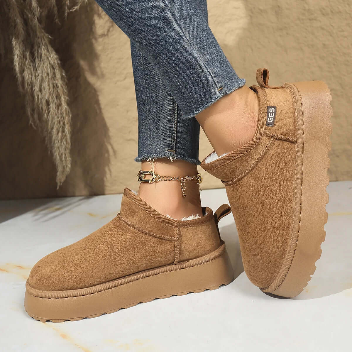 Hoge plateau pantoffels voor dames in suède look met pluche voering en aantreklus