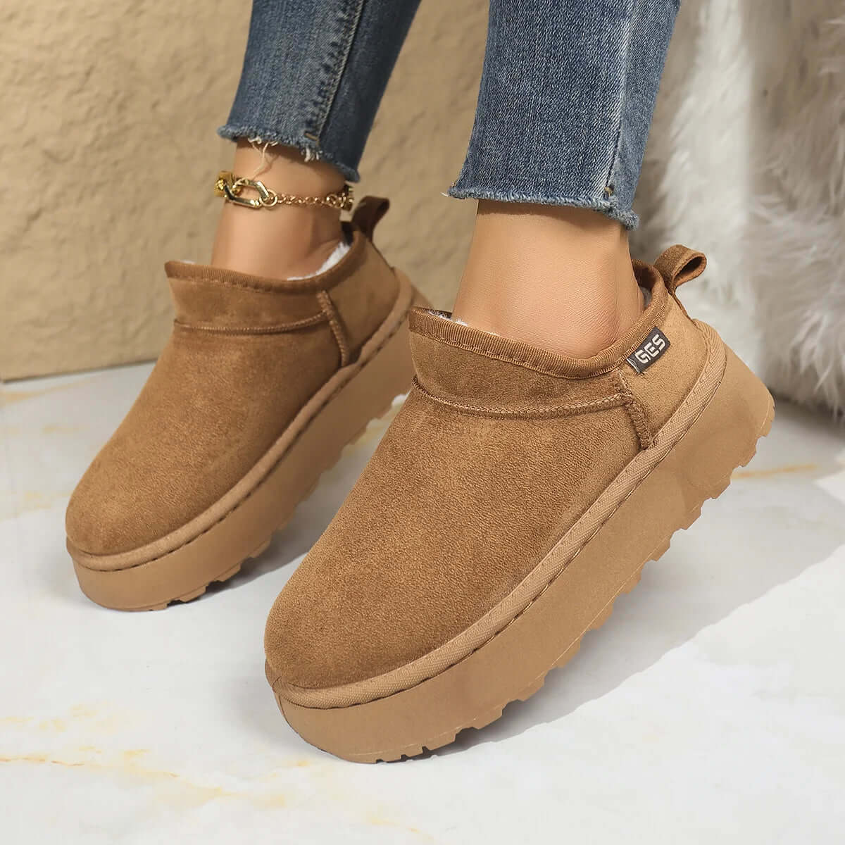 Hoge plateau pantoffels voor dames in suède look met pluche voering en aantreklus - beeld 2