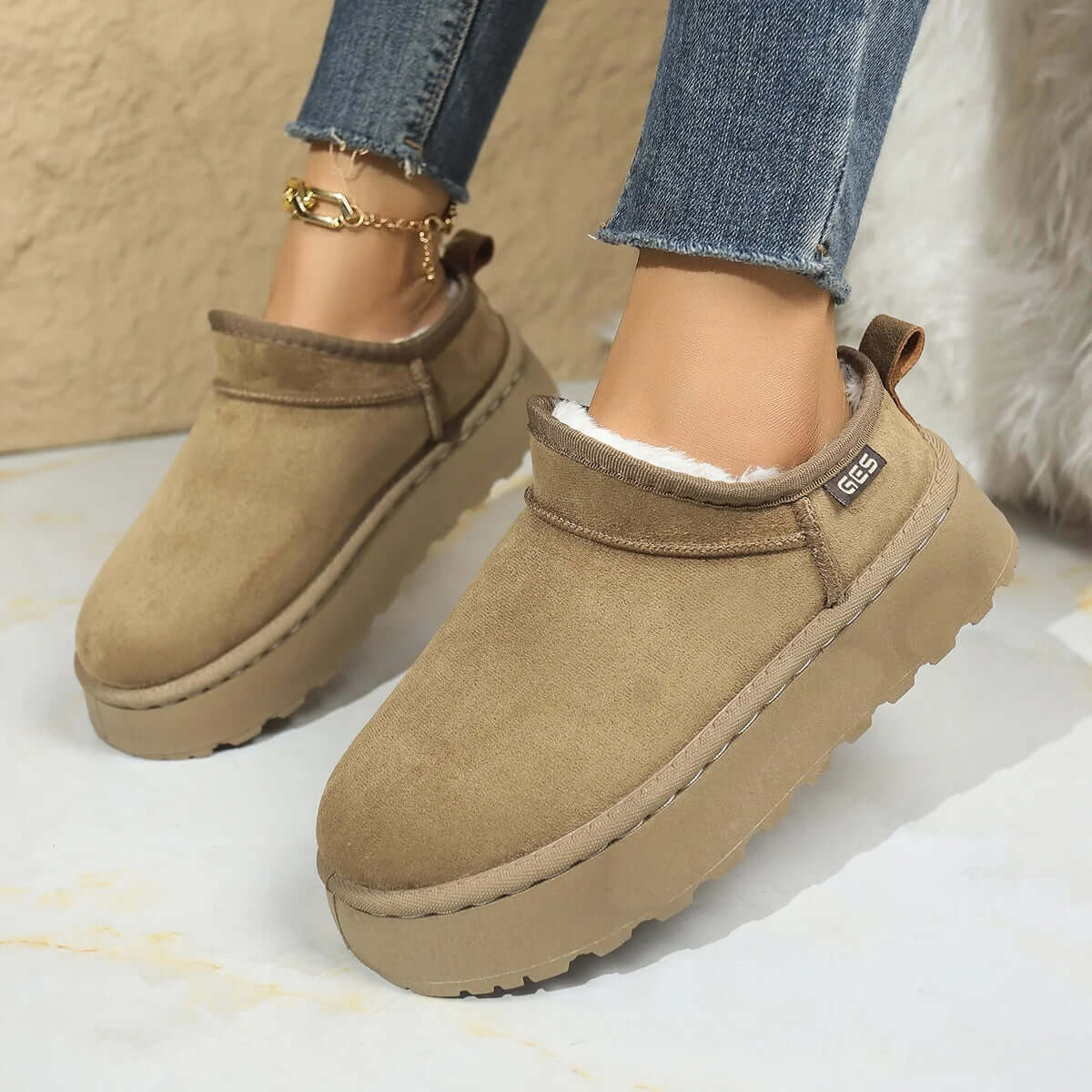 Hoge plateau pantoffels voor dames in suède look met pluche voering en aantreklus - beeld 3