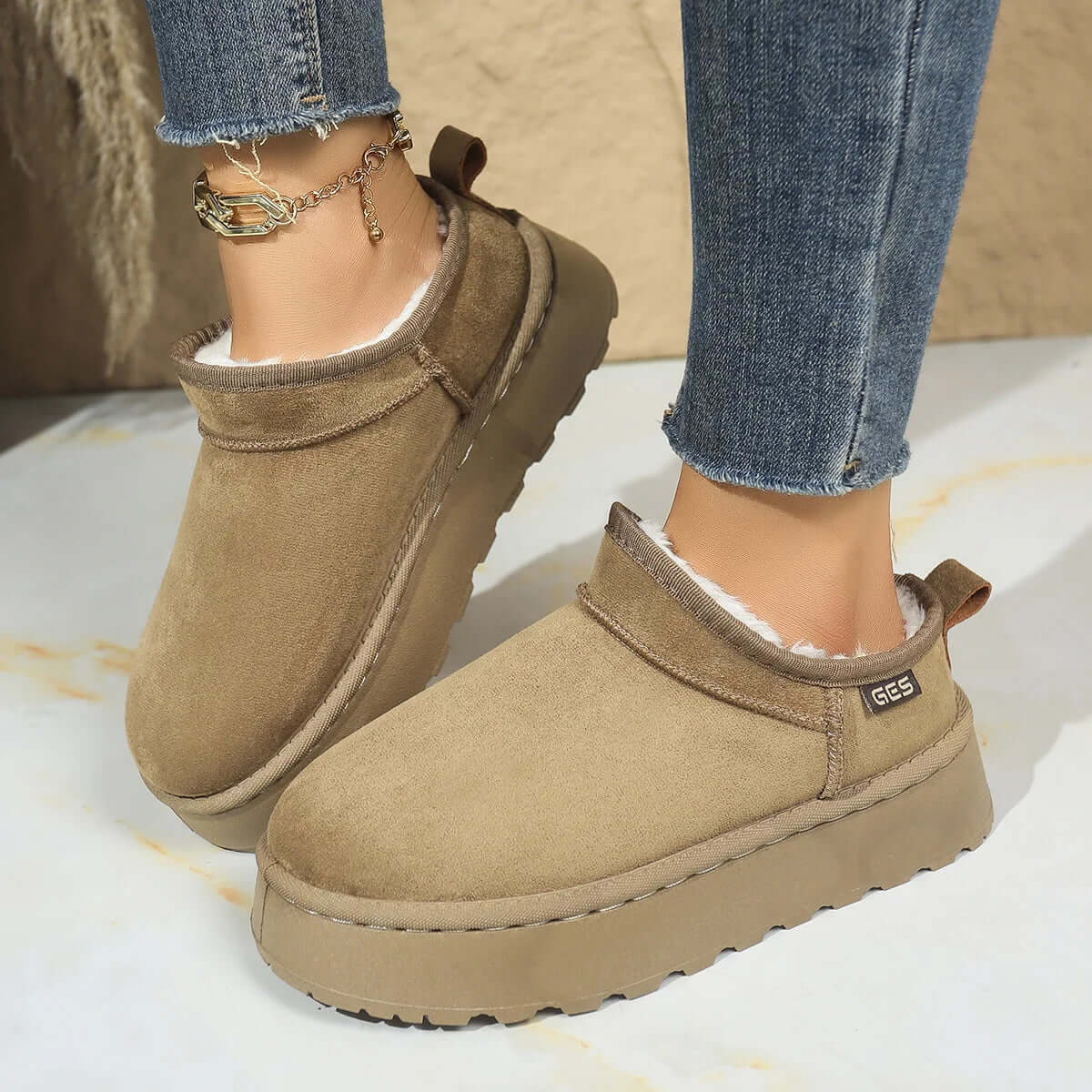 Hoge plateau pantoffels voor dames in suède look met pluche voering en aantreklus - beeld 4