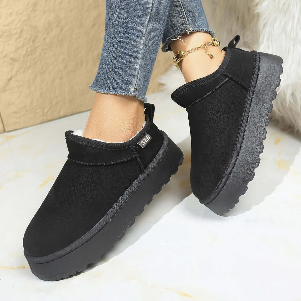 Hoge plateau pantoffels voor dames in suède look met pluche voering en aantreklus - zwart