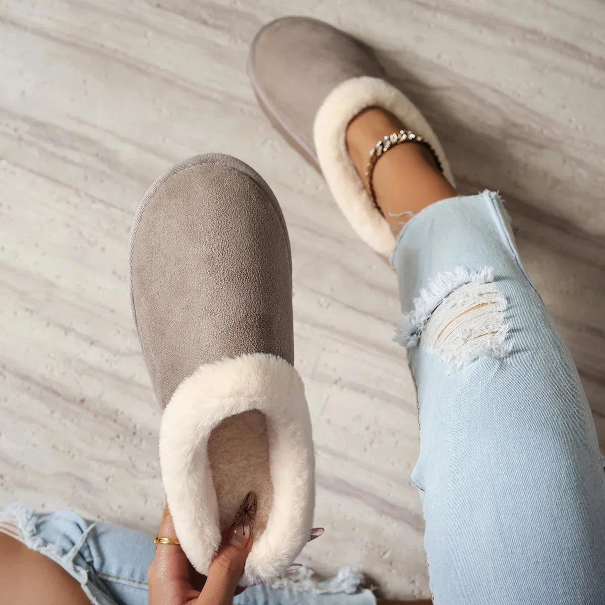 Plateau pantoffels voor dames in suède look met pluche rand en dikke profielzool - taupe