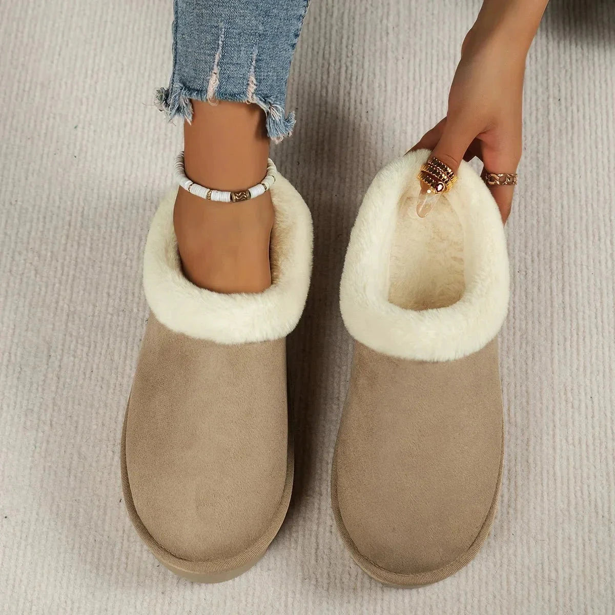 Plateau pantoffels voor dames in suède look met pluche rand en dikke profielzool - beige