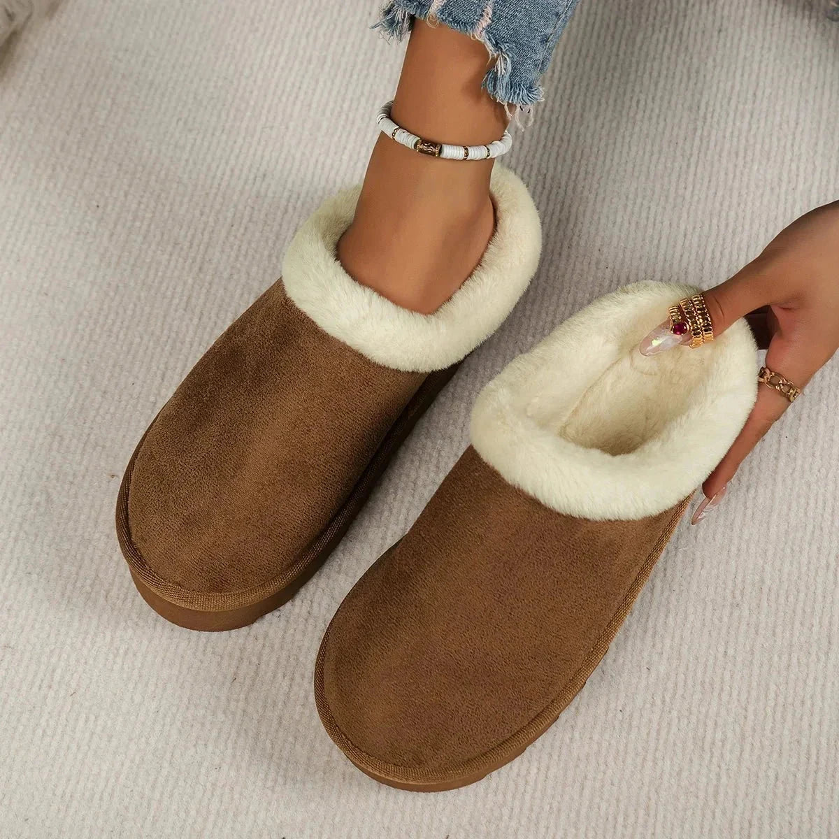 Plateau pantoffels voor dames in suède look met pluche rand en dikke profielzool - bruin