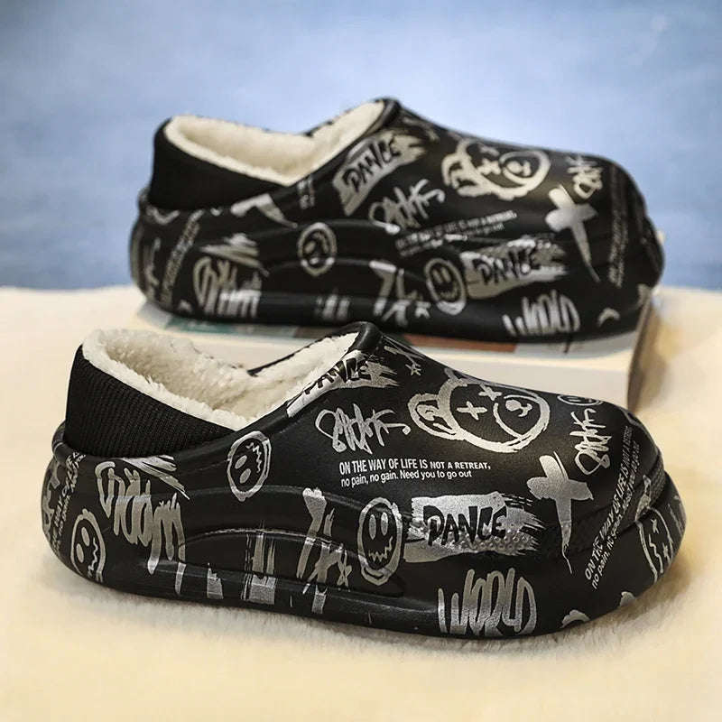 Plateau pantoffels met graffitiprint, pluche voering en gebreide boord rond de hiel