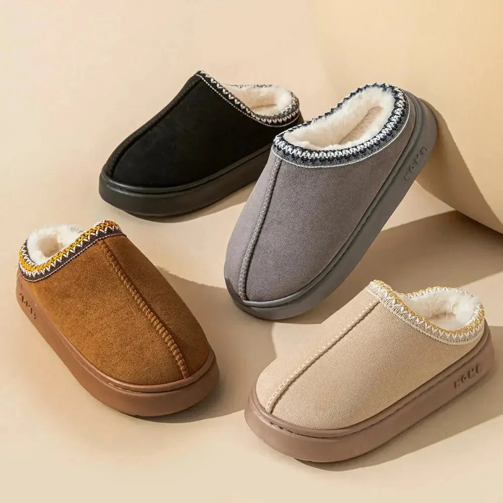 Plateau pantoffels in suède look met pluche voering en geborduurde rand