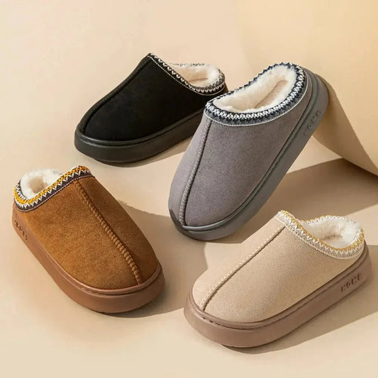 Plateau pantoffels in suède look met pluche voering en geborduurde rand