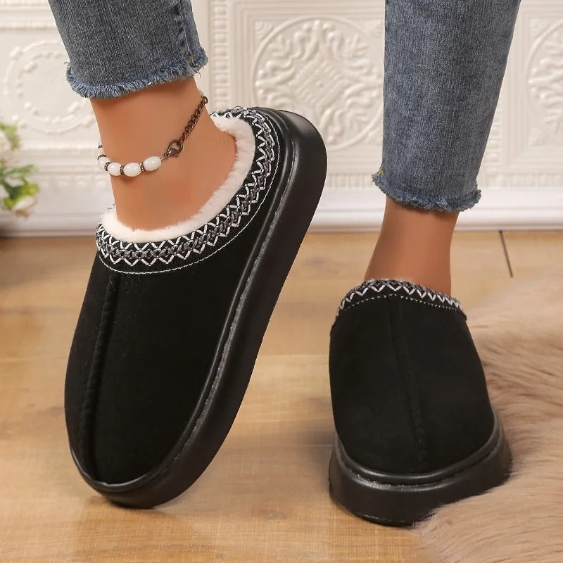 Plateau pantoffels in suède look met pluche voering en geborduurde rand - beeld 3