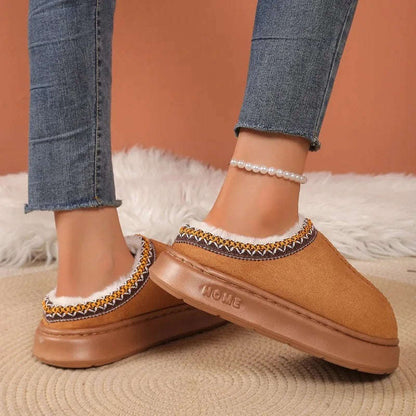 Plateau pantoffels in suède look met pluche voering en geborduurde rand - beeld 4