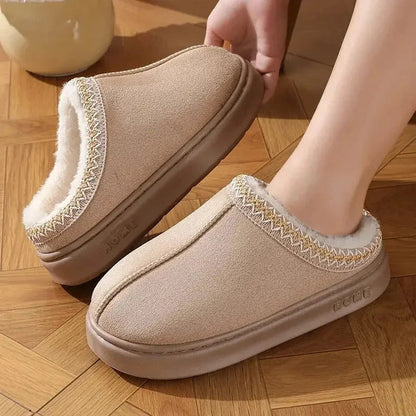 Plateau pantoffels in suède look met pluche voering en geborduurde rand - beeld 5