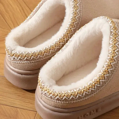 Plateau pantoffels in suède look met pluche voering en geborduurde rand - beeld 6