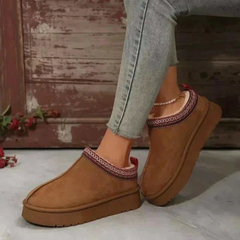 Plateau pantoffels in suède look met pluche voering en geborduurde rand