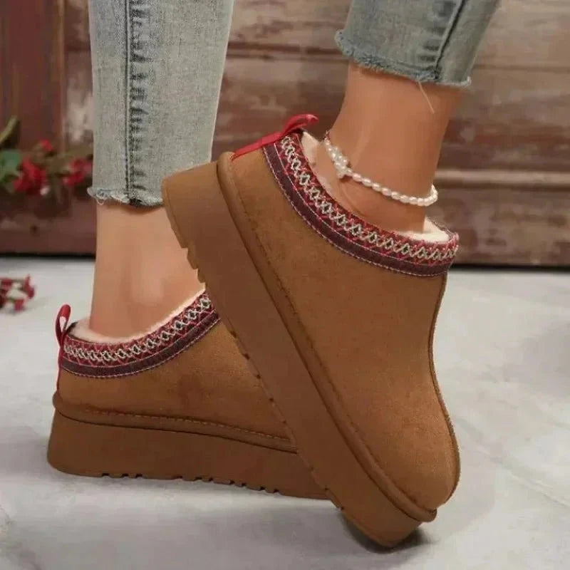 Plateau pantoffels in suède look met pluche voering en geborduurde rand - cognac