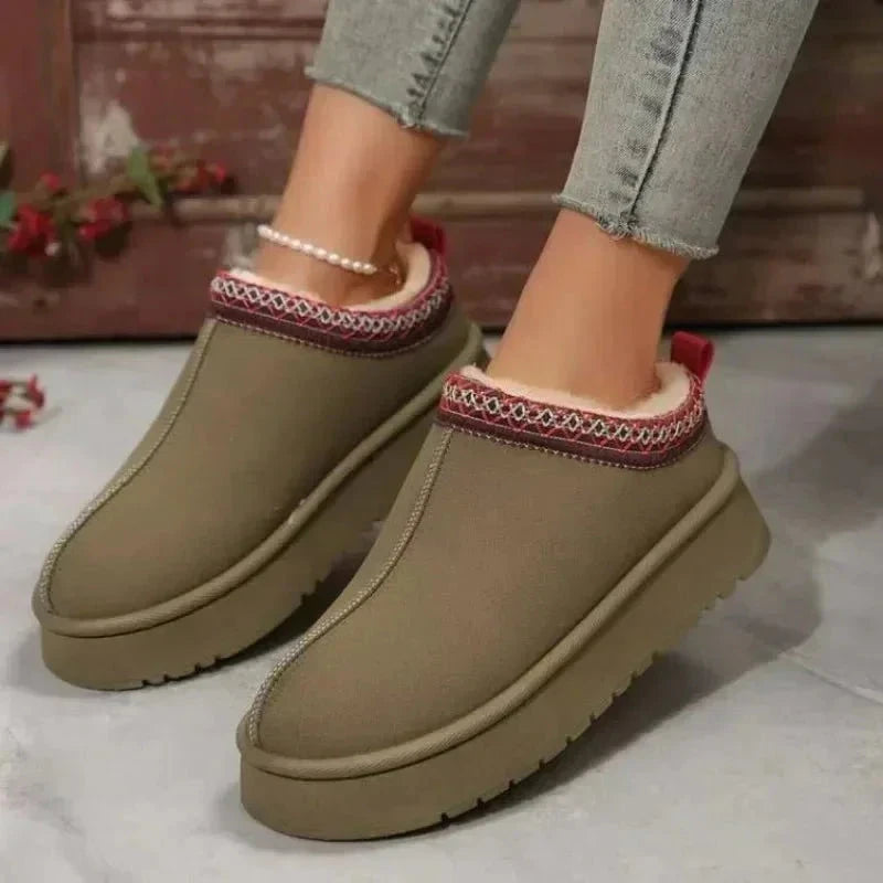 Plateau pantoffels in suède look met pluche voering en geborduurde rand - khaki