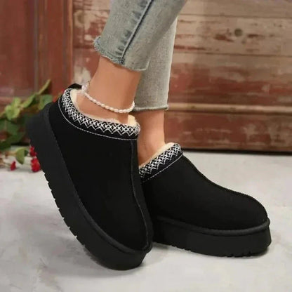 Plateau pantoffels in suède look met pluche voering en geborduurde rand - beeld 4