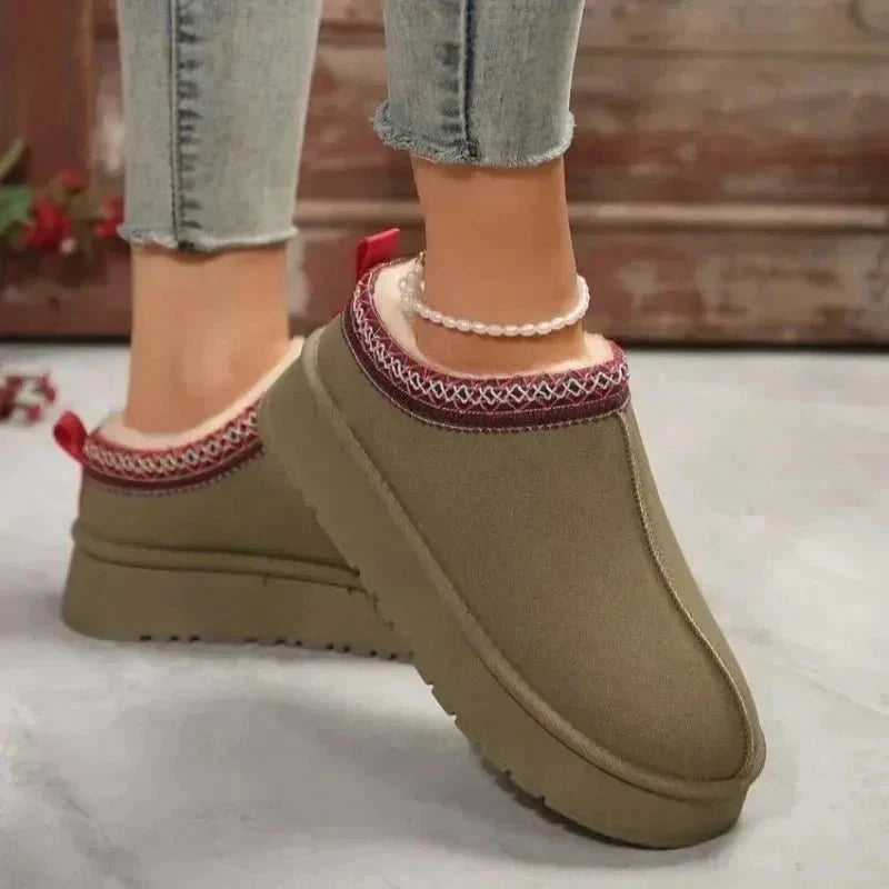 Plateau pantoffels in suède look met pluche voering en geborduurde rand - beeld 5