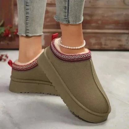 Plateau pantoffels in suède look met pluche voering en geborduurde rand - beeld 5