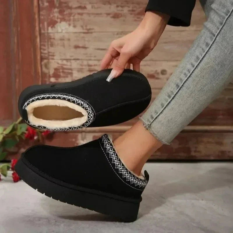 Plateau pantoffels in suède look met pluche voering en geborduurde rand - zwart