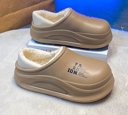 Plateau pantoffels met gladde buitenkant, pluche voering, open hiel en hoge zool - khaki met letterprint