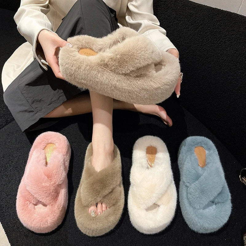 Slippers met gekruiste banden van imitatiebont en een dikke plateauzool in pluche