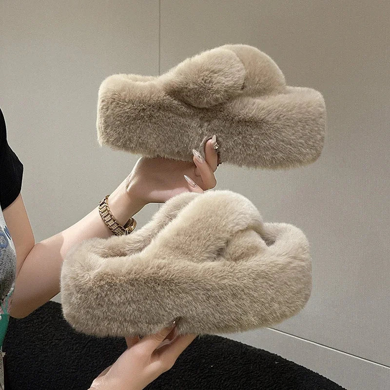 Slippers met gekruiste banden van imitatiebont en een dikke plateauzool in pluche - beeld 2