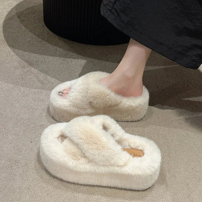 Slippers met gekruiste banden van imitatiebont en een dikke plateauzool in pluche - beeld 3
