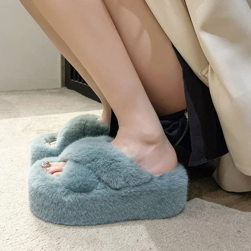 Slippers met gekruiste banden van imitatiebont en een dikke plateauzool in pluche - beeld 4