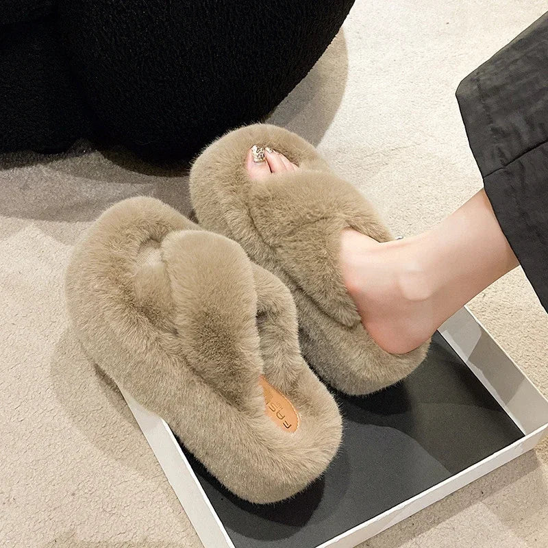 Slippers met gekruiste banden van imitatiebont en een dikke plateauzool in pluche - beeld 5